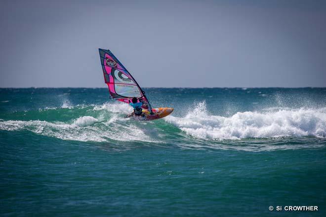 Miho Tanaka, turn - AWT Hatteras Wave Jam 2013 ©  Simon Crowther http://www.simoncrowther.com/